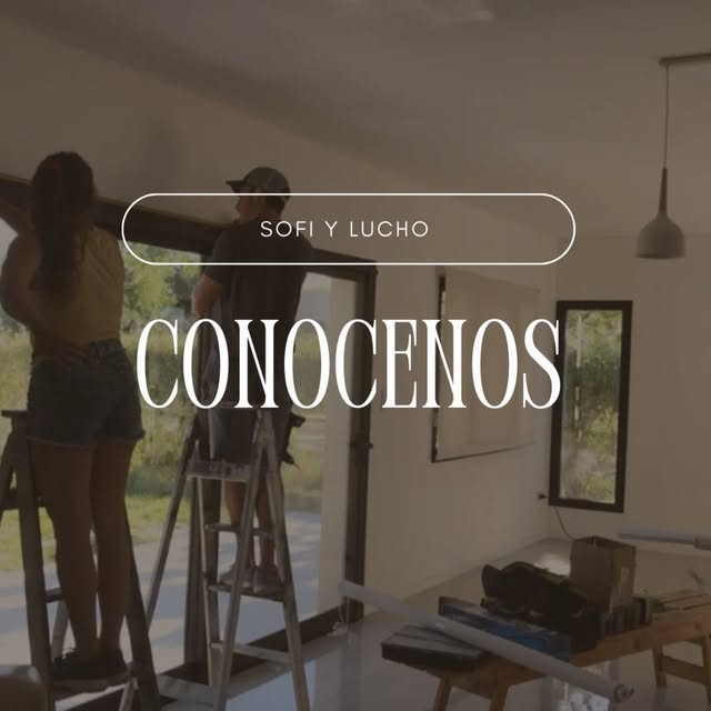 Lucho y Sofi trabajando en una instalación de cortinas
